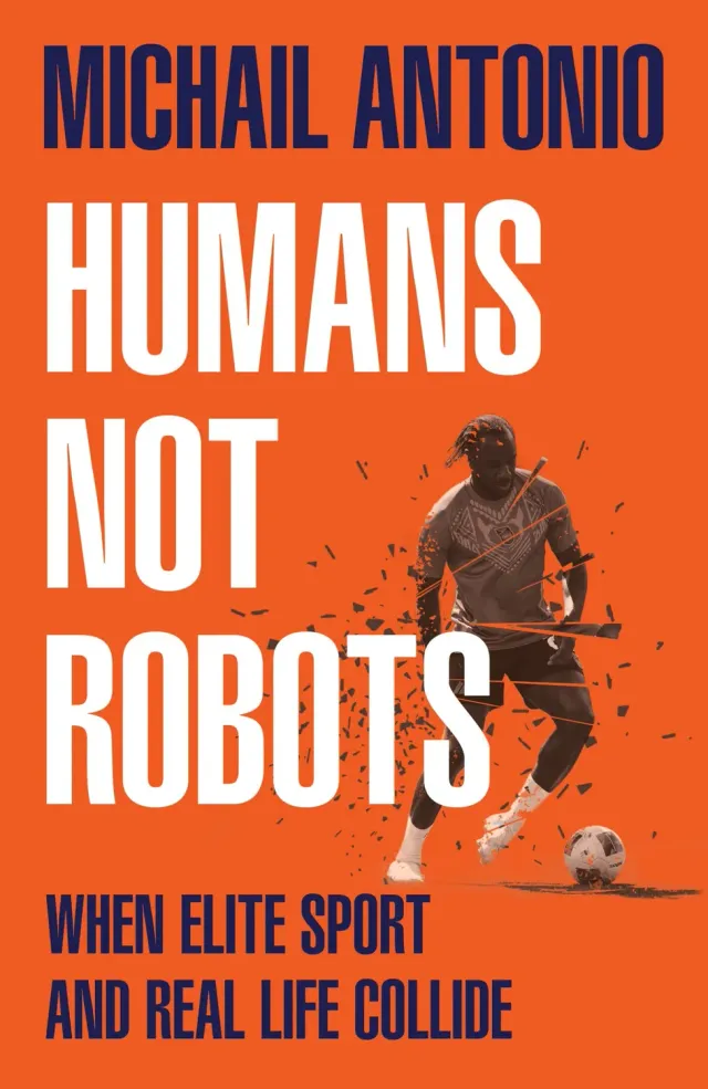 Wingbearer Saga Humans Not Robots biografi hardcover fotball