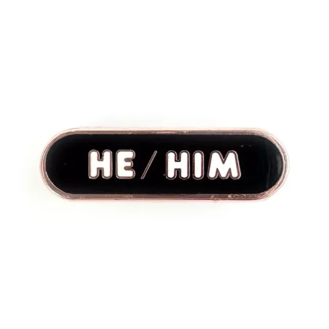 Pride Pals Pronoun emaljepin he/him svart