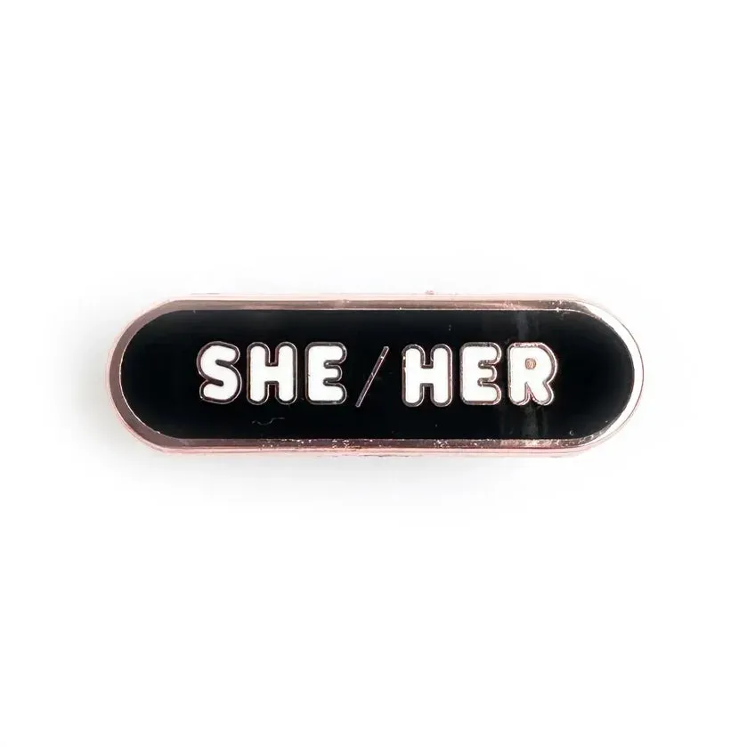 Pride Pals She/Her emaljepin svart hard emalje