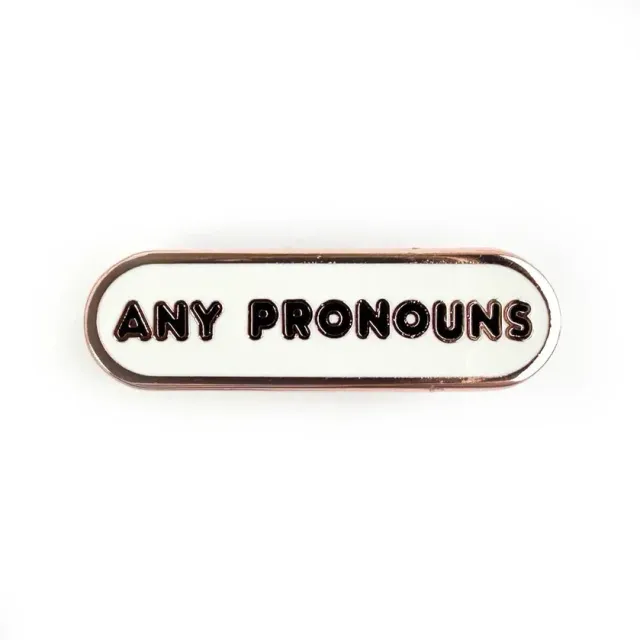Pride Pals Any Pronouns emaljepin hvit rose gold