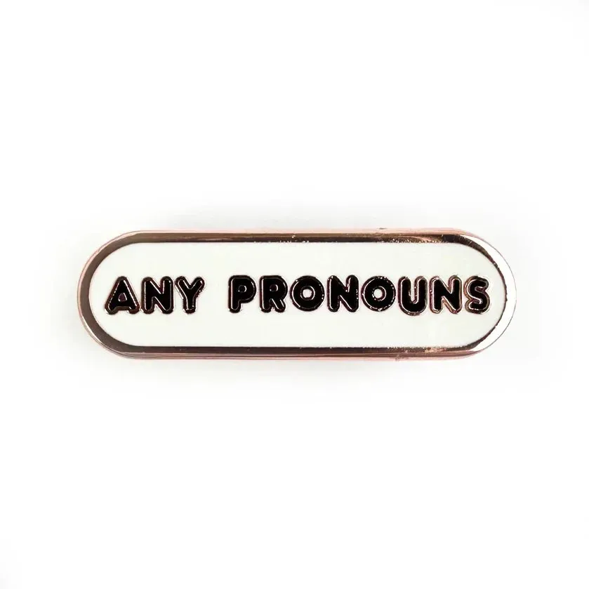 Pride Pals Any Pronouns emaljepin hvit rose gold